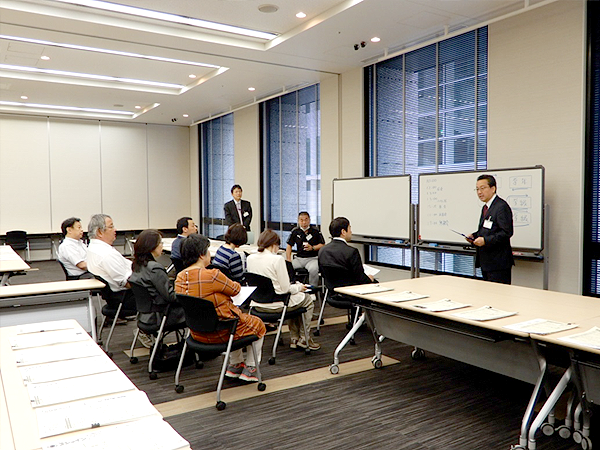 写真：審査会開会挨拶　斎藤専務理事（4月21日）